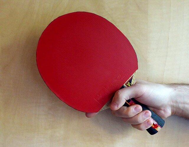 ách cầm vợt ngang tay nông là kiểu cầm tự nhiên nhất giúp bạn thoải mái chơi bóng bàn