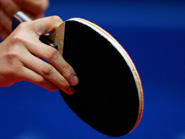 Cầm vợt dọc kiểu Trung Quốc, với kiểu cầm vợt này rất khó để linh hoạt cổ tay để đánh các cú trái tay
