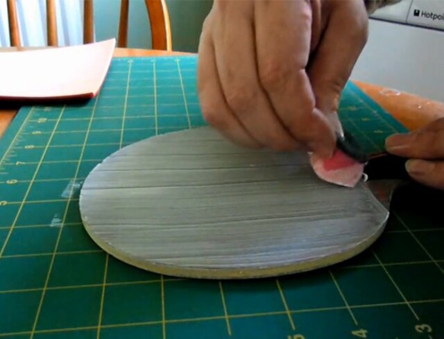 Quét lớp keo dán lên bề mặt của cốt ván, lớp sơn phải đều và đủ lượng
